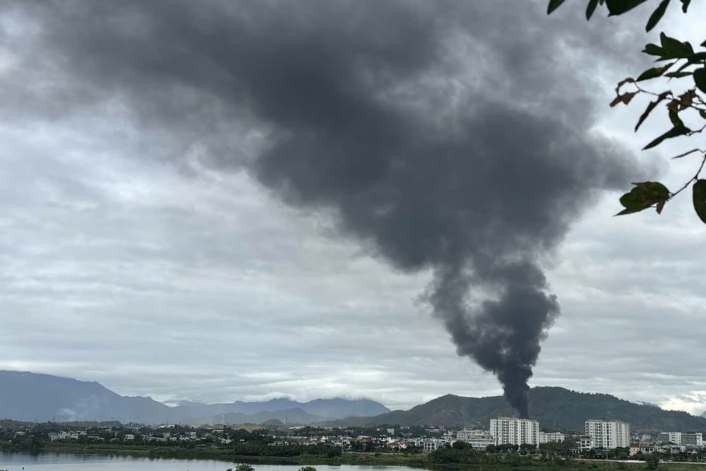 Fire at scrap factory in Da Nang, black smoke tens of meters high. Photo: Tran Thi