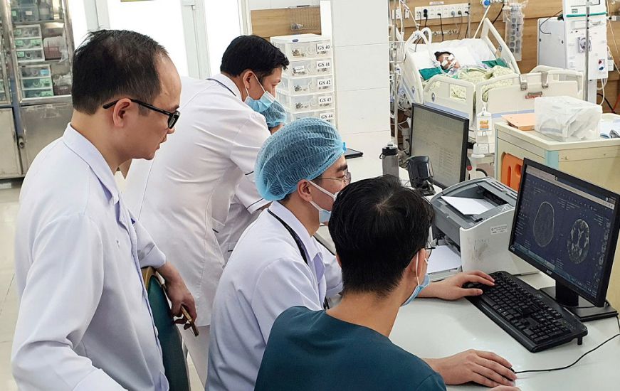 Doctors examined a brain scan film to see the damage of a 67-year-old patient in critical condition due to drinking alkaline water to treat the disease. Photo: Nguyen Ha