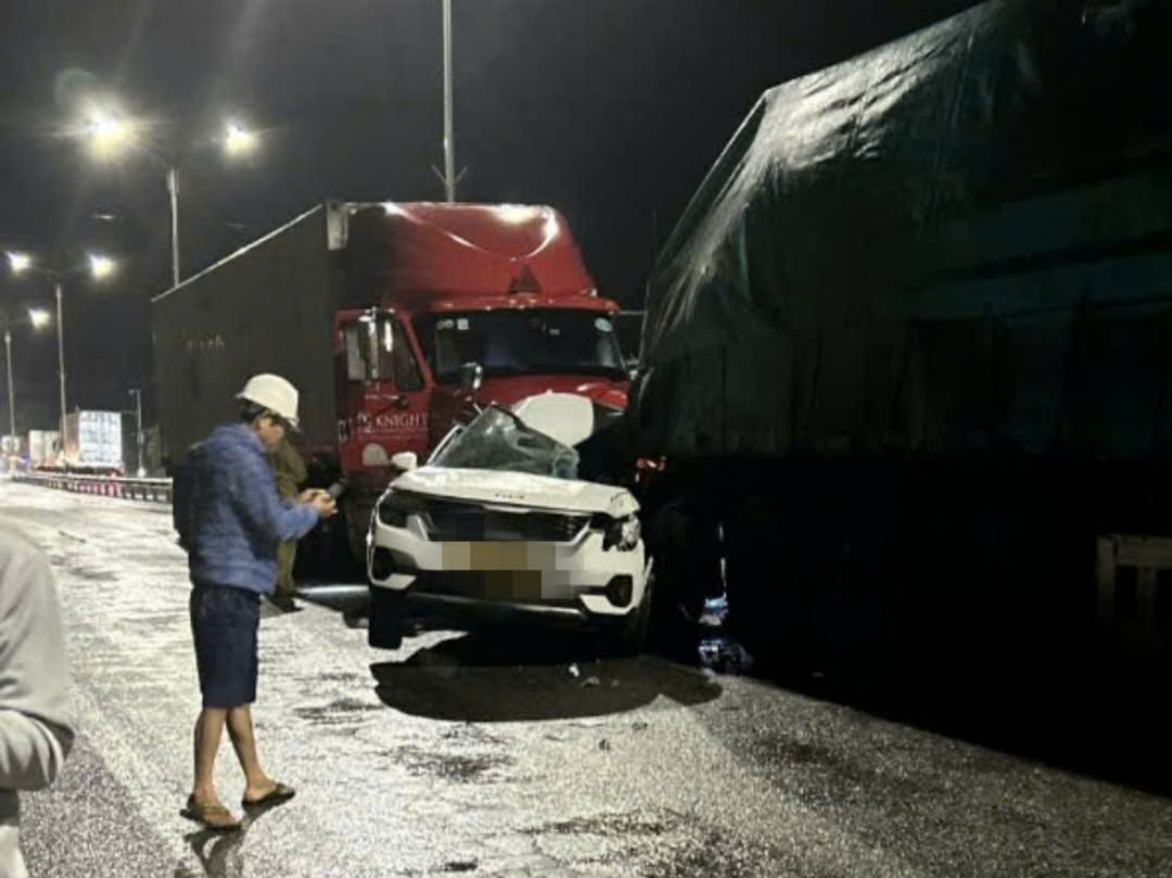 La escena del accidente. Foto de Quang An. ¿Que es lo que esta haciendo.