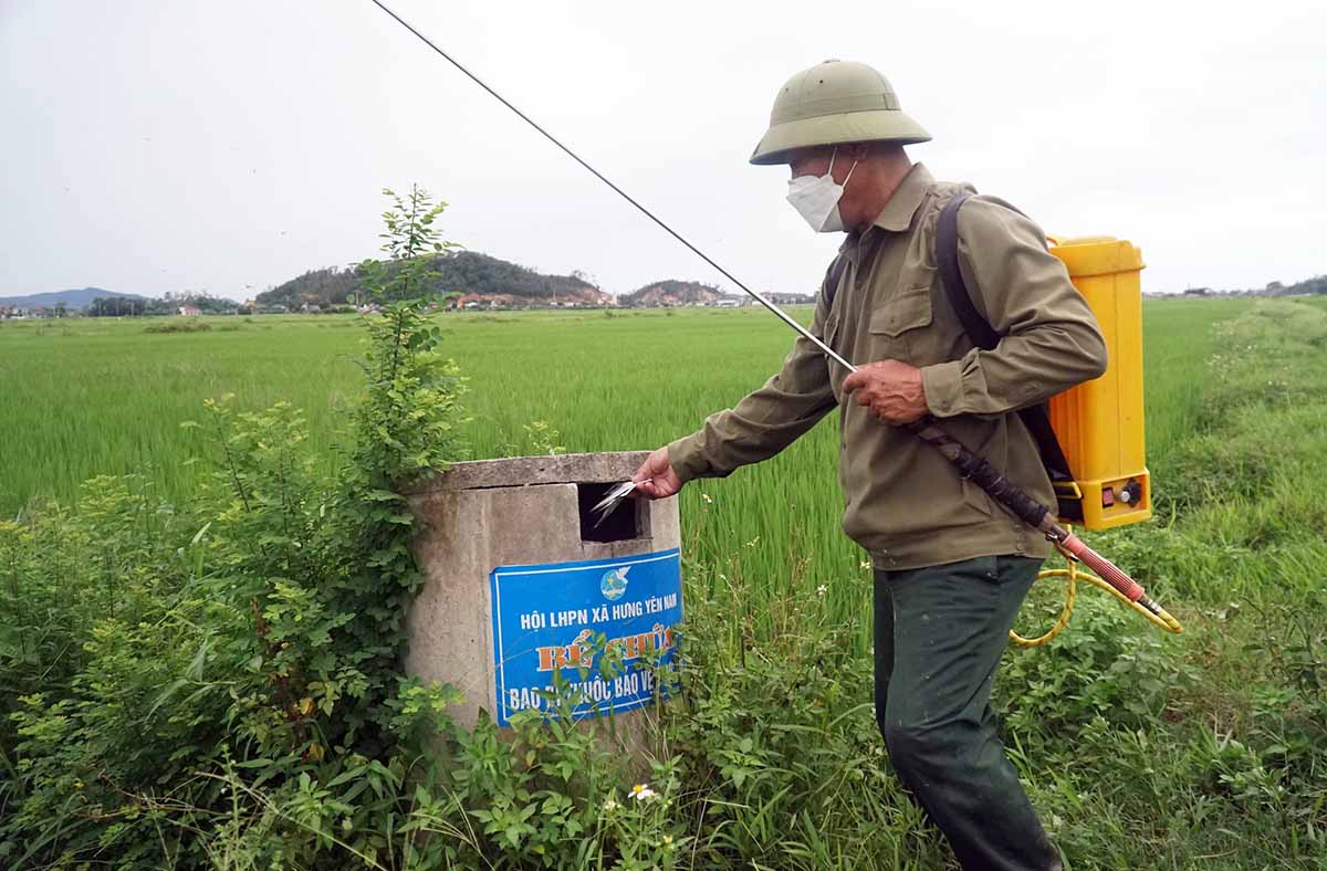 Nong dan Nghe An bo bao bi thuoc bao ve thuc vat vao diem thu gom tap trung. Anh: Phu Huong