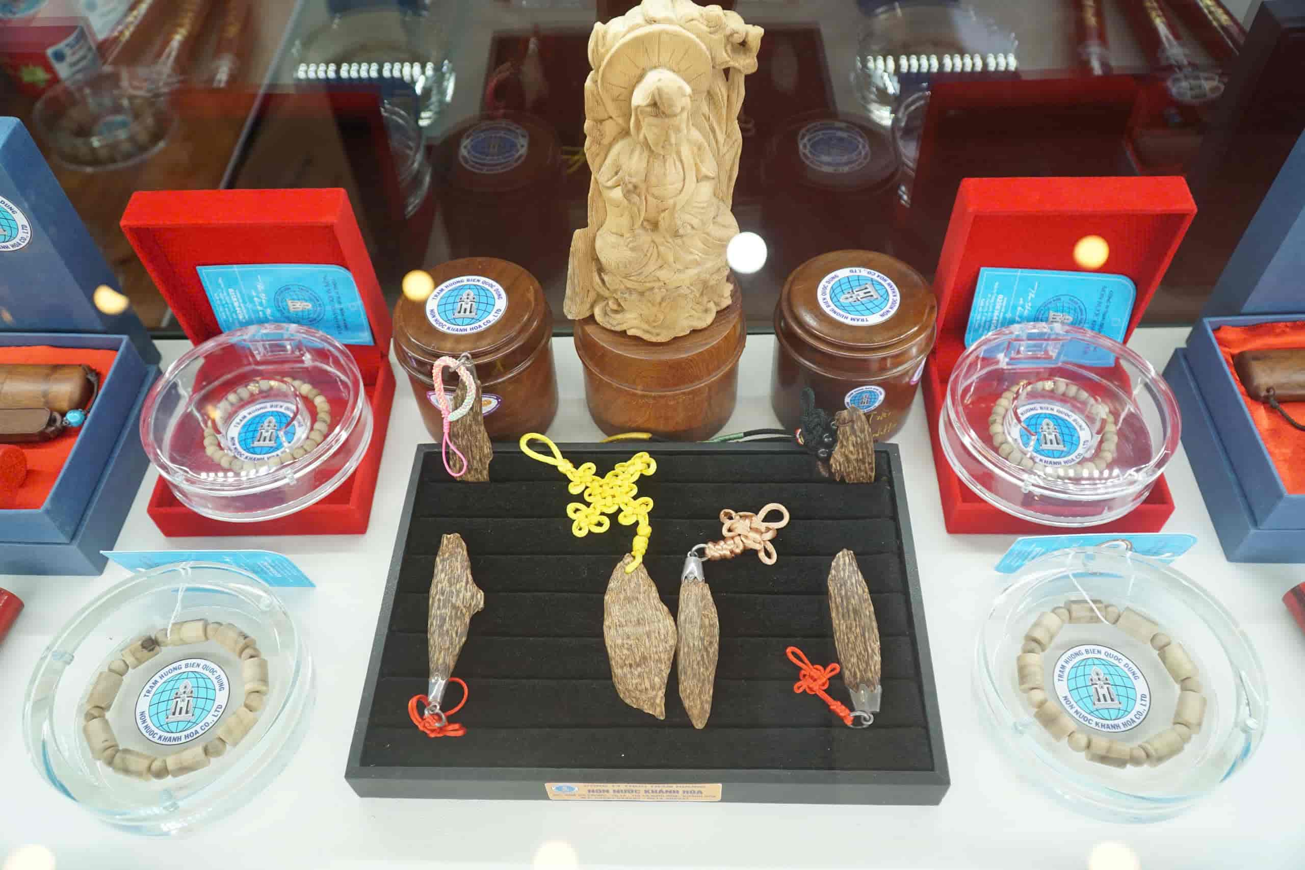 The exhibition "Khanh Hoa Aromatherapy Cultural Heritage Space" is displayed at the Khanh Hoa Provincial Museum (Nha Trang City). Photo: Huu Long