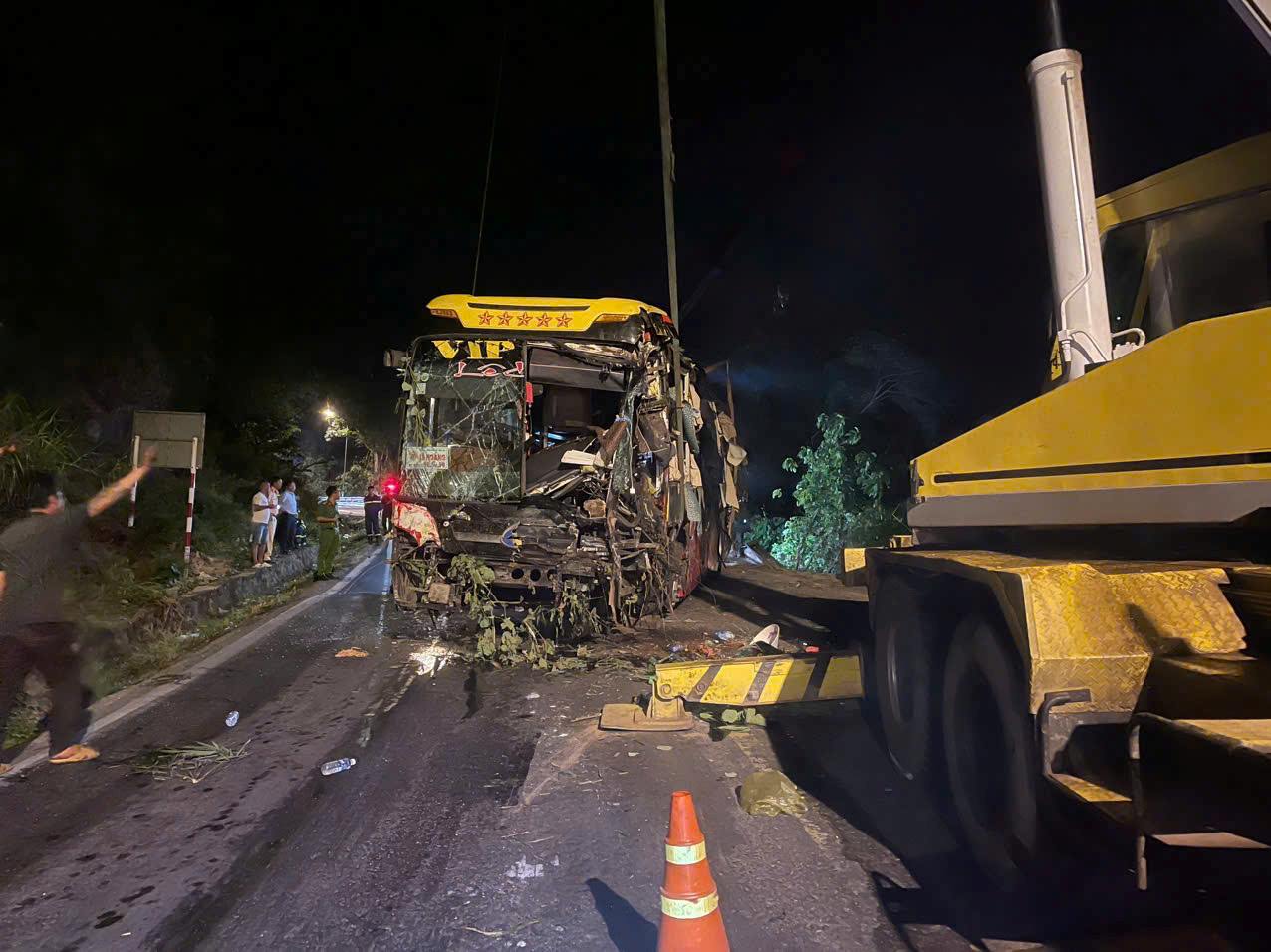 El rescate de vehiculos de pasajeros en el paso de Bao Luq fue llevado a cabo por las fuerzas oficiales de manera urgente y oportuna. Imagen de la lampara roja