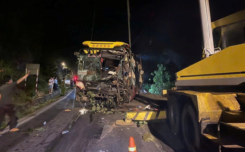 The rescue work for the passenger bus in distress at Bao Loc Pass was carried out urgently and promptly by the authorities. Photo: Lam Hong
