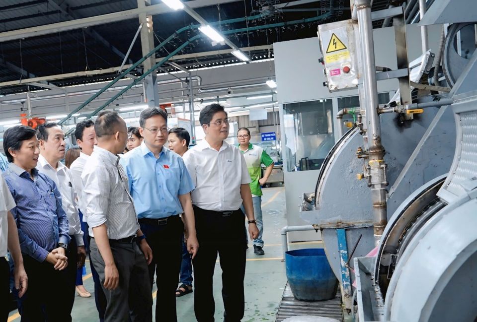 The working group surveyed the implementation of the Law on Energy Efficiency and Savings Use at Thanh Chau Investment Joint Stock Company (Long An province). Photo: EVNSPC