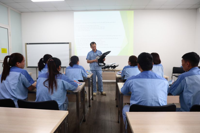 La compañia Stanley Electric Vietnam Ltd. regularmente abre clases de capacitacion profesional para los trabajadores. Imagen: Vietnam y el Reino Unido