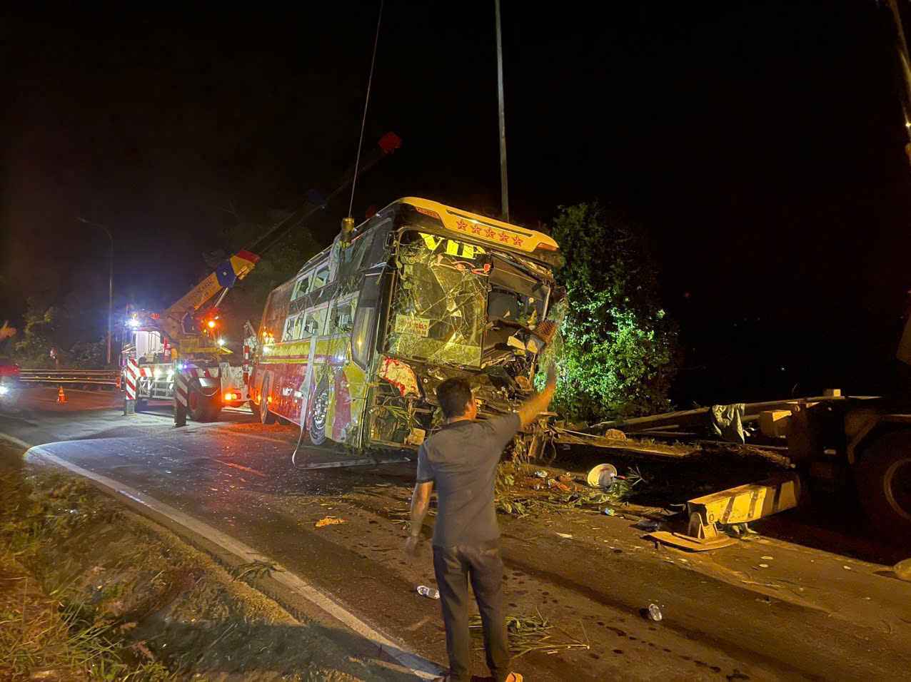 The authorities rescued and took the passenger bus that fell down Bao Loc Pass out of the abyss. Photo: Lam Hong
