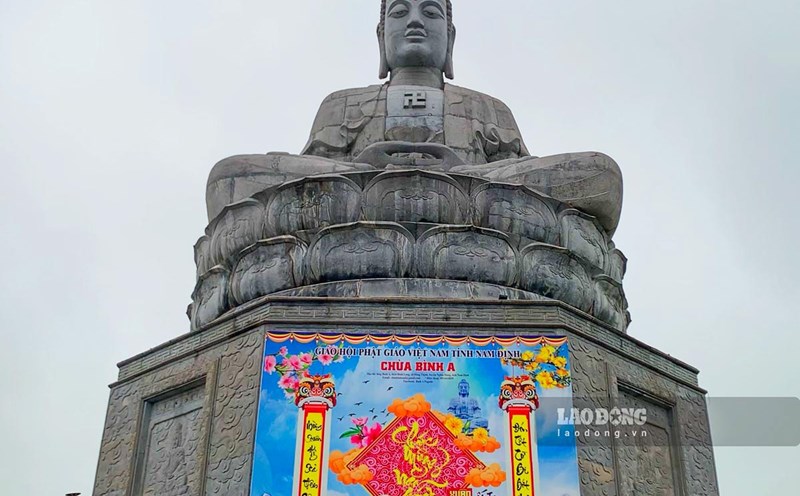 The blue stone Buddha statue at Binh A pagoda (Nghia Thinh commune, Nghia Hung district, Nam Dinh province) was set a record. Photo: Ha Vi