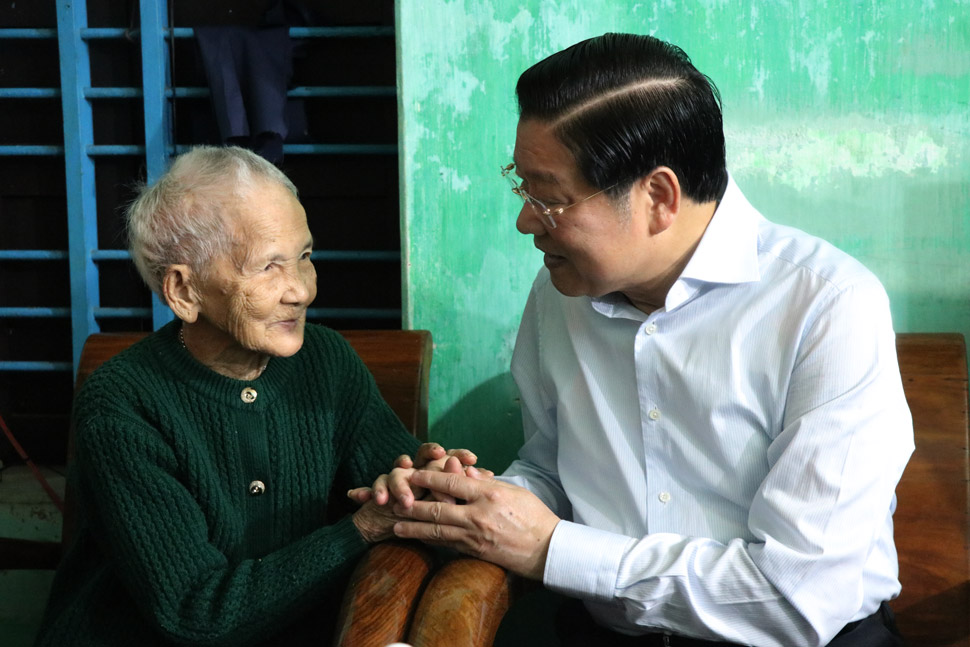 Head of the Central Internal Affairs Commission Phan Dinh Trac visited Vietnamese Heroic Mother Do Thi Phuong in Phu Yen. Photo: Tuong An