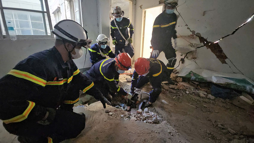 Los rescatistas de la Policia Publica de Vietnam llegaron al lugar donde se encontraron dos victimas atrapadas. Imagen: Ministerio de Justicia