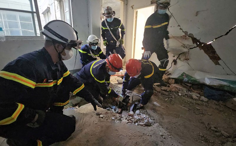 The rescue force of the Vietnamese police approached the scene where the two victims were trapped. Photo: Ministry of Public Security