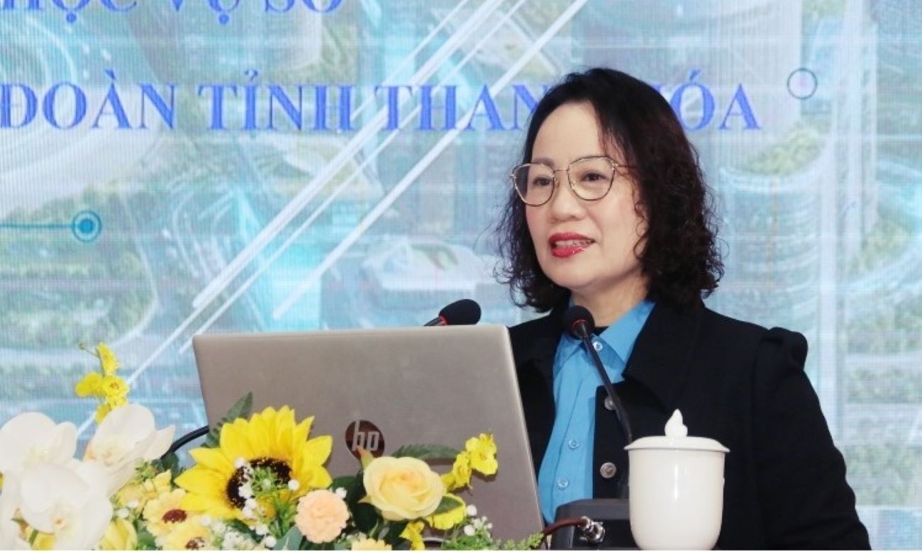 Trinh Thi Hoa - Vicepresidente Permanente de la LDLD de la provincia de Thanh Hoa - puso en marcha el movimiento "Civilismo numerico" en los niveles sindicales de la provincia. Imagen de la ciudad de Qinghui