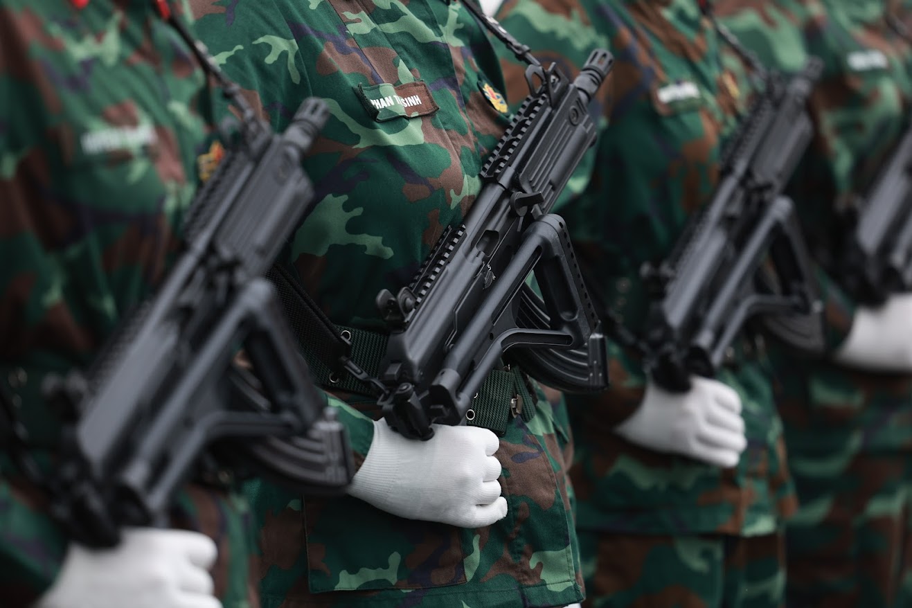 Articulo 7 del Proyecto de Circular sobre politicas, regimenes de organizacion y reorganizacion de la maquinaria en el Ejercito establece los regimenes, subsidios para la simplificacion de la contratacion y la reestructuracion. Ilustracion de Chen Wang