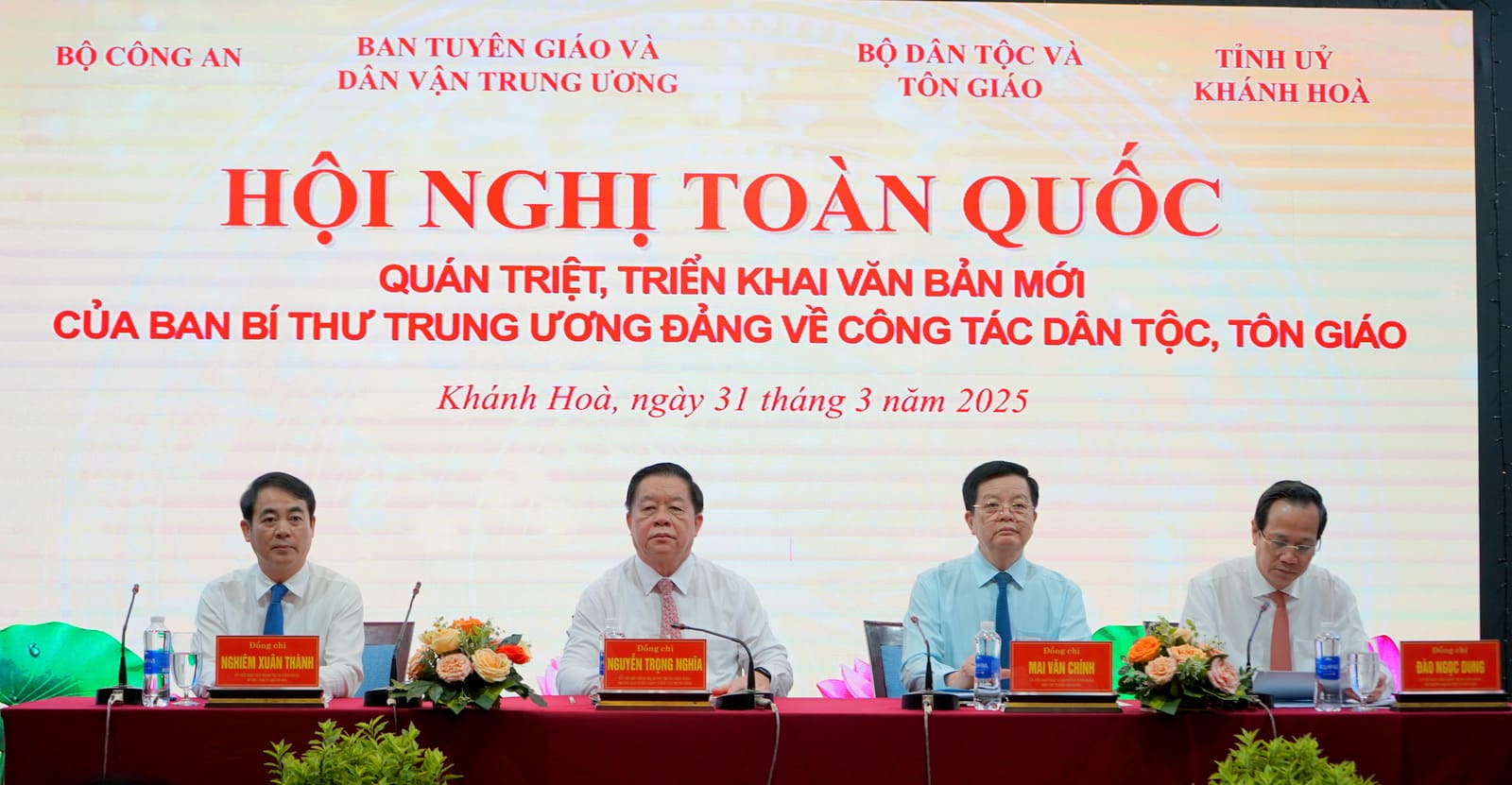 The Central Propaganda and Mass Mobilization Committee held a national conference to disseminate and implement a number of new documents of the Secretariat on ethnic and religious work. Photo: Huu Long