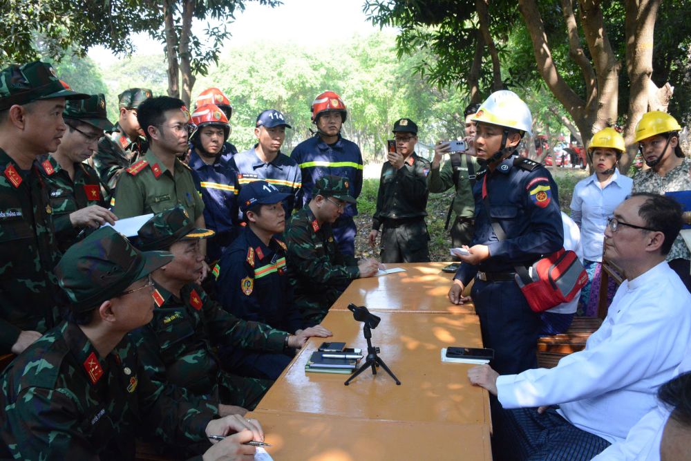 Major General Pham Van Ty - Deputy Director of the Department of Rescue - External Affairs - discussed with the Myanmar side about the contents related to search and rescue, overcoming the consequences of the earthquake. Photo: Nam Hung