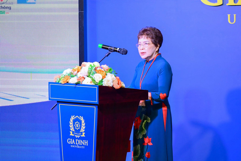 PGS. TS. BS Lam Hoai Phuong - Chu tich Hoi Phau thuat Tao hinh TP.HCM, Pho Hieu truong Truong Dai hoc Gia Dinh hy vong hoi thao lan nay se gop phan tim ra nhung huong di moi cho nganh y te noi chung va phau thuat tao hinh vung ham mat noi rieng.
