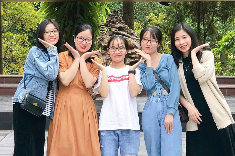 Ms. Lo Thi Mai (in white shirt) feels that nearly 10 years of studying and working in Hanoi are enough. Photo: Interviewee