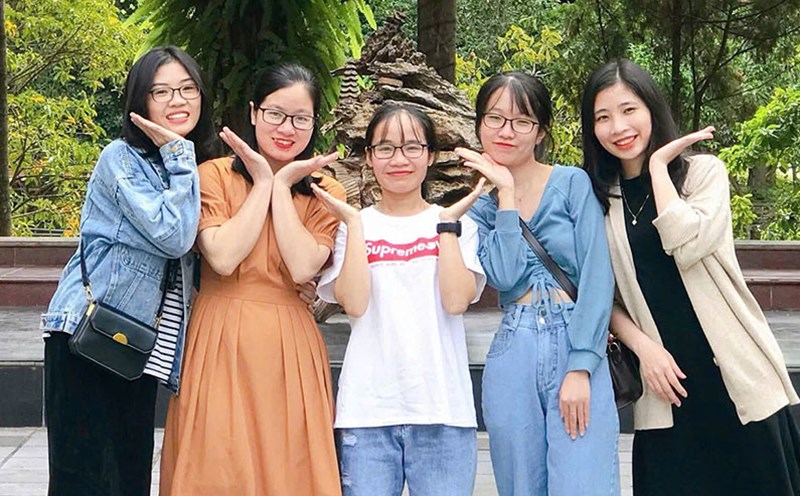 Ms. Lo Thi Mai (in white shirt) feels that nearly 10 years of studying and working in Hanoi are enough. Photo: Interviewee