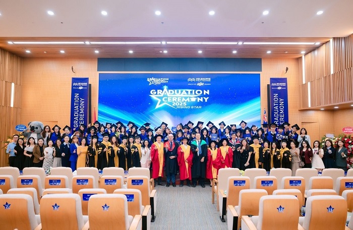 Sinh vien, giang vien va ban lanh dao Melbourne Polytechnic Viet Nam tai le tot nghiep. Anh: Melbourne Polytechnic Viet Nam