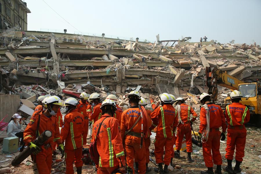 Rescate de victimas en el terremoto de Myanmar en Mandalay, 30 de marzo de 2025. Imagen de la agencia Xinhua