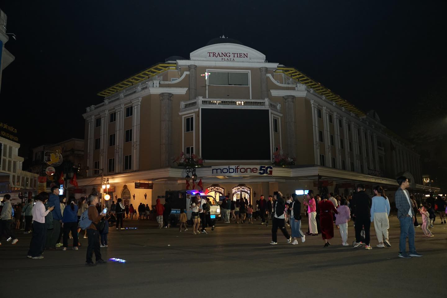 People respond to the Earth Hour 2025 Campaign. Photo: EVN