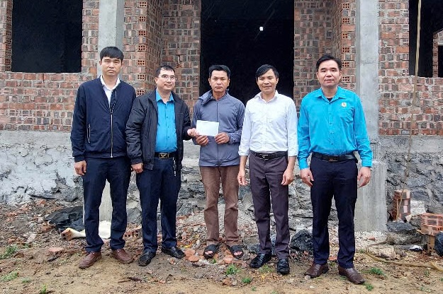 El sindicato de la Zona Economica de Quang Binh apoyo a siete familias pobres en la construccion de nuevas casas. Imagen de la pagina web de la Universidad de Hong Kong