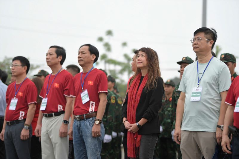 Ms. Patsy Lim (2nd, from right) at the Hoisting and Opening Ceremony of Tien Phong Marathon on the morning of March 29 in Quang Tri. Photo: SABECO
