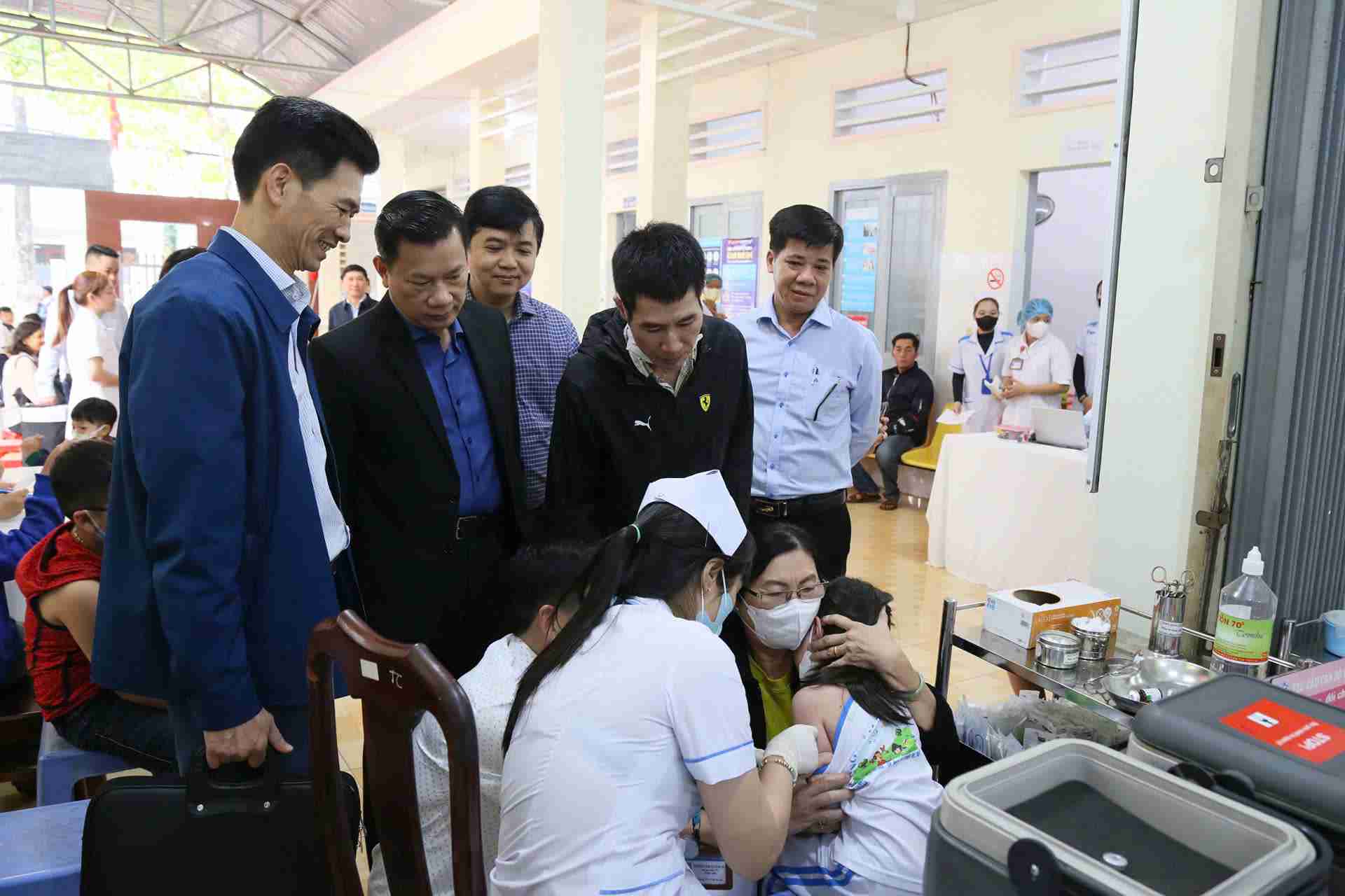 Medical staff vaccinate children against measles in Buon Ma Thuot city, Dak Lak province. Photo: Bao Trung