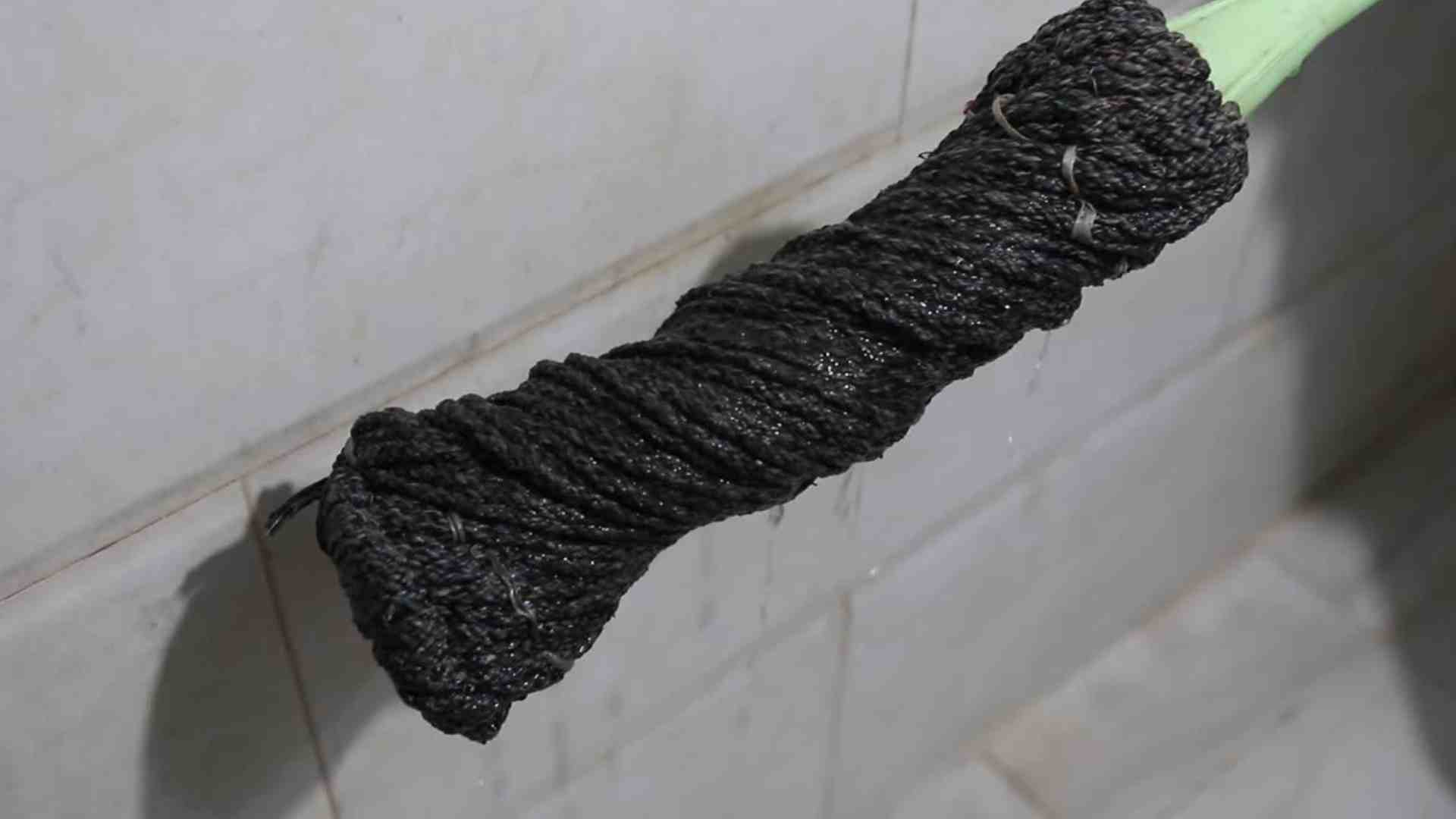 Using the same floor mop for the entire house is one of the main reasons why the dirtier the house is. Photo: Huyen Trang