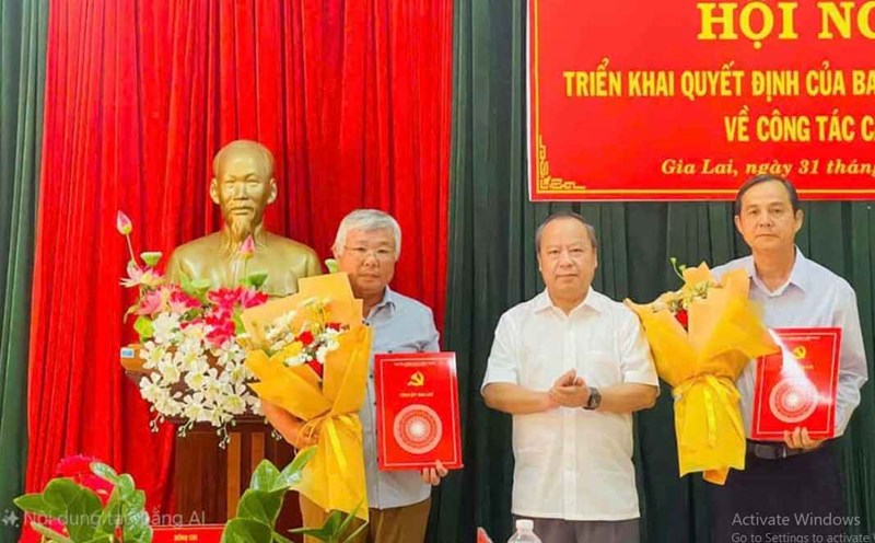 The provincial leaders presented flowers and presented the retirement decision to Mr. Vo Thanh Hung (right cover). Photo: Phuong Dung
