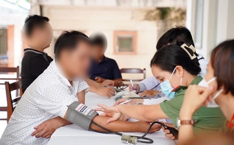 The Ministry of Public Security proposes a method of paying health insurance for relatives of police officers and soldiers. Illustrative photo: Huong Nha