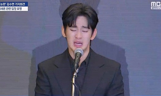 Kim Soo Hyun khóc trong họp báo. Ảnh: cắt video