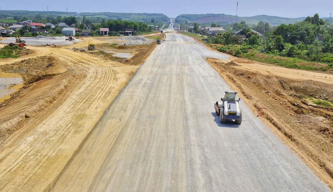 La autopista de la Via de la Paz y la Camiña, en la provincia de Quang Tri, esta siendo construida con urgencia. Foto de H. Nguyen. Fue tomada en el año 2005