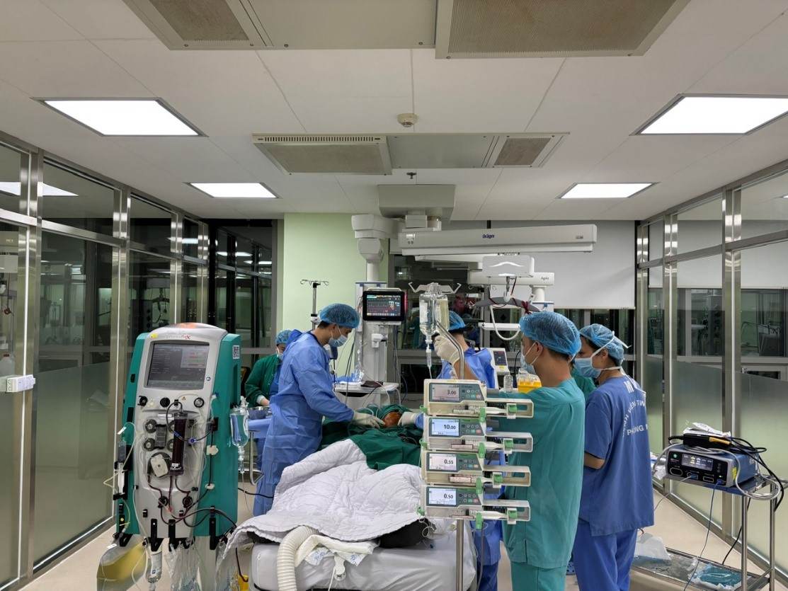 Doctors provided emergency care to the patient with septic shock caused by self-treated tooth decay. Photo: BVCC