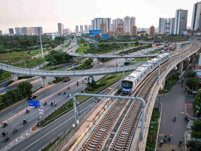 Metro No. 1 (Ben Thanh - Suoi Tien) runs through Thu Duc City (HCMC). Photo: Anh Tu