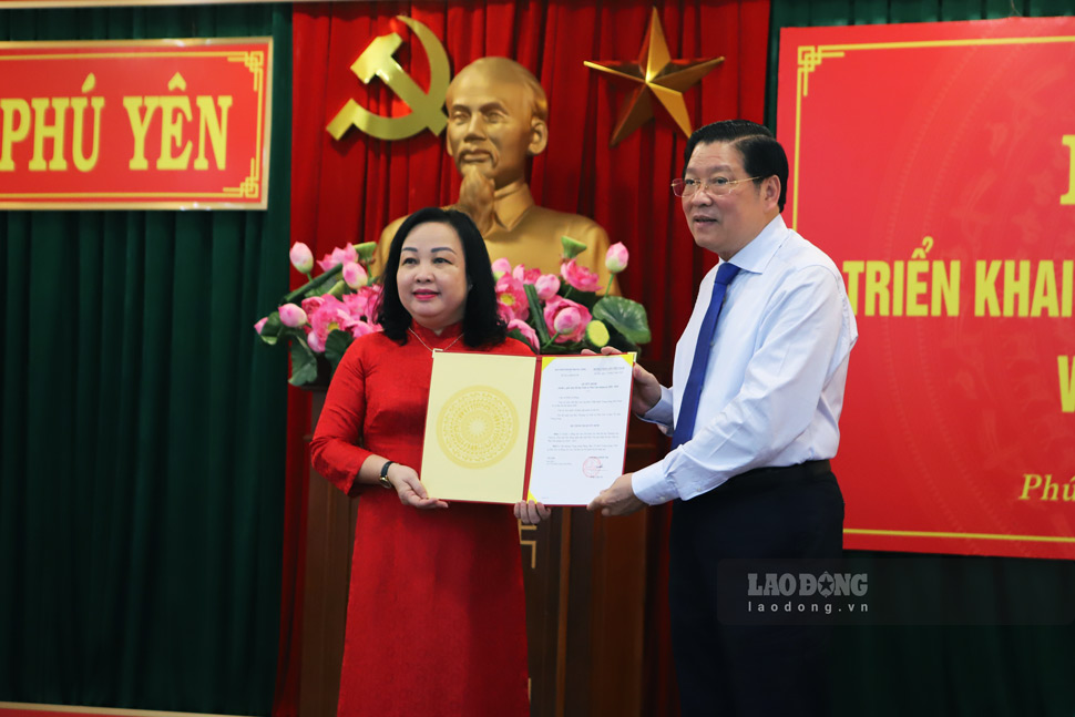 Head of the Central Internal Affairs Commission Phan Dinh Trac presented the Politburo's Decision on approving Ms. Cao Thi Hoa An to hold the position of Secretary of the Phu Yen Provincial Party Committee. Photo: Hoai Luan