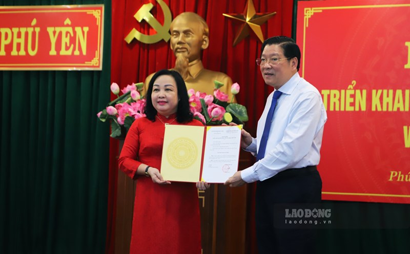 Head of the Central Internal Affairs Commission Phan Dinh Trac presented the Politburo's Decision on approving Ms. Cao Thi Hoa An to hold the position of Secretary of the Phu Yen Provincial Party Committee. Photo: Hoai Luan