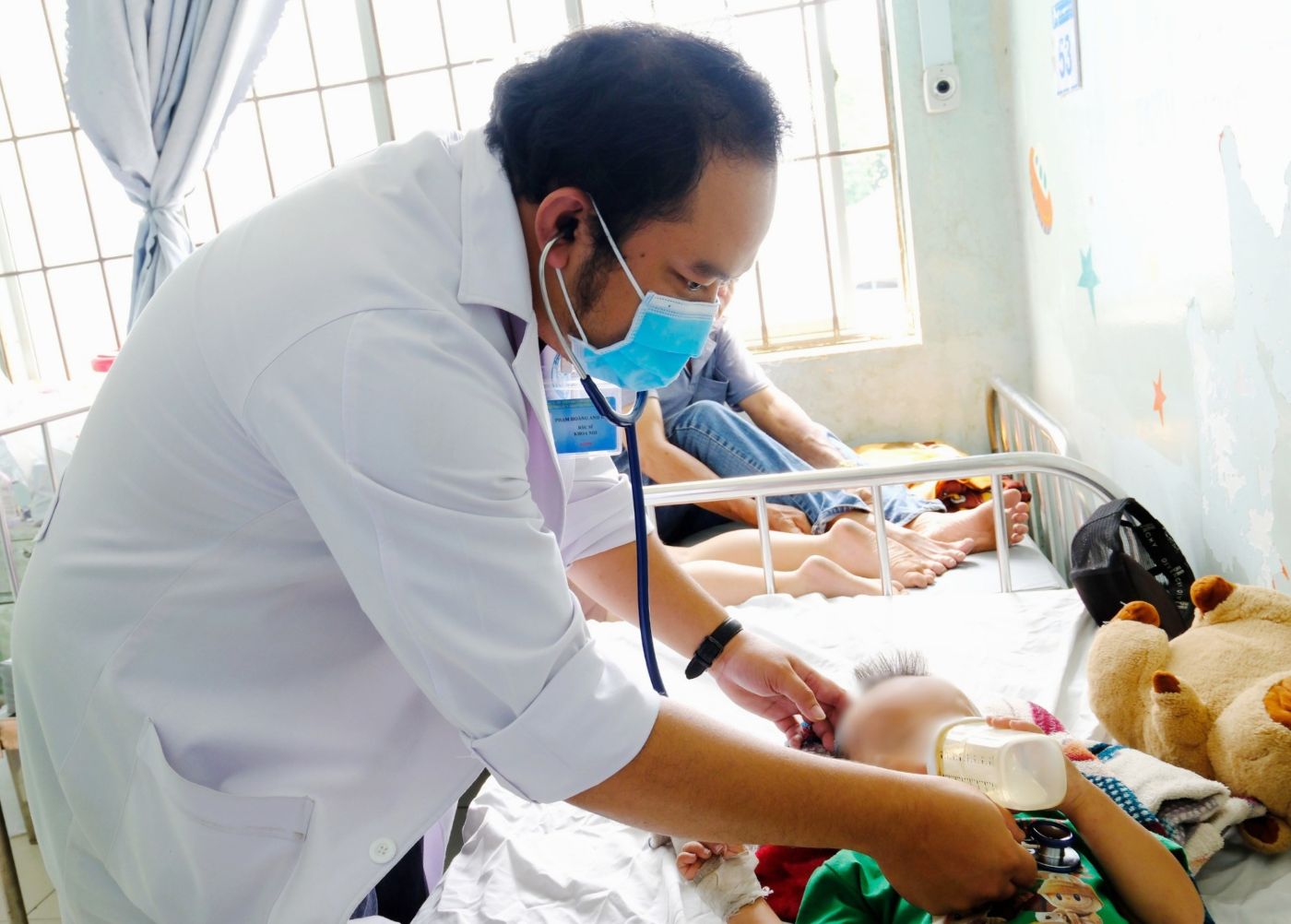 El medico que trata a los niños con paralisis bucal. Foto: El Hospital de la Ciudad de Taguatinga