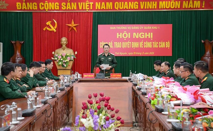The Standing Committee of the Party Committee of Military Region 1 has just held a conference to hand over decisions on the transfer and appointment of cadres from agencies and units in the Military Region. Photo: Ministry of National Defense