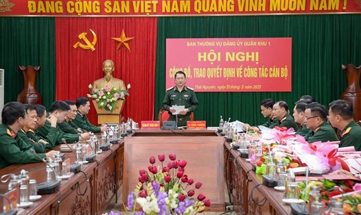 Ban Thường vụ Đảng ủy Quân khu 1 vừa tổ chức hội nghị trao quyết định điều động, bổ nhiệm đối với cán bộ thuộc các cơ quan, đơn vị trong Quân khu. Ảnh: Bộ Quốc phòng