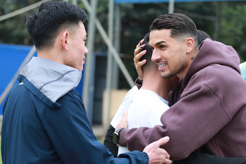 Midfielder Hendrio (right) parted ways with Nam Dinh club. Photo: Nam Dinh Club