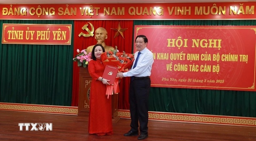 Mr. Phan Dinh Trac - Politburo member, Secretary of the Party Central Committee, Head of the Central Internal Affairs Commission presented the decision and congratulated Phu Yen Provincial Party Secretary Cao Thi Hoa An. Photo: VNA
