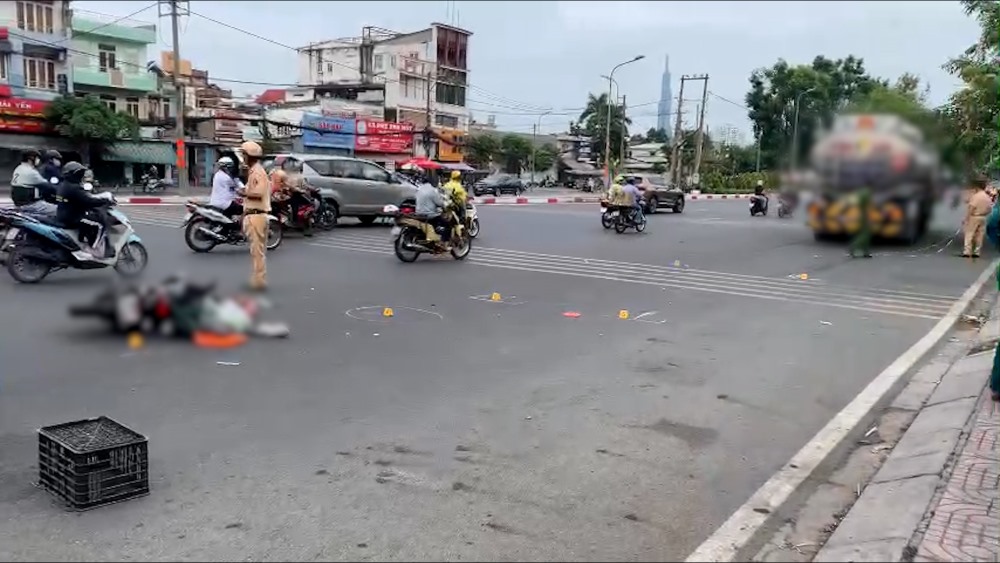 Choque de trafico entre moto y camion, dos personas en peligro