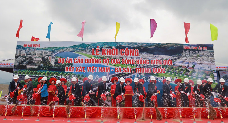 Los delegados realizan el ritual de la tierra del proyecto. Imagen: El hombre fuerte