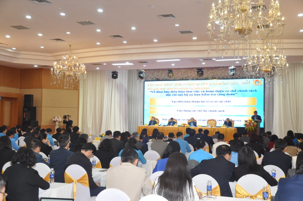 El escenario de la conferencia. Imagen de la pagina