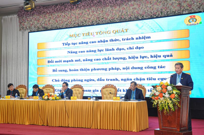 El presidente de la conferencia: Nguyen Dinh Khang - Comisionado Central del Partido, Secretario del Comite del Partido, Presidente de la Junta de la LDPR (centro); Nguyen Xuan Hung - Vicepresidente de la Junta de la LDPR (extremo izquierdo); Phan Van Anh - Vicepresidente de la Junta de la LDPR (segundo de izquierda a derecha); Huynh Thanh Xuan - Vicepresidente de la Junta de la LDPR (extremo derecha); Nguyen Minh Dung - Comisionado de la Junta de la Junta de la LDPR, Presidente de la Junta de Control de la Junta de la LDPR (segundo de derecha a derecha). Imagen de la pagina