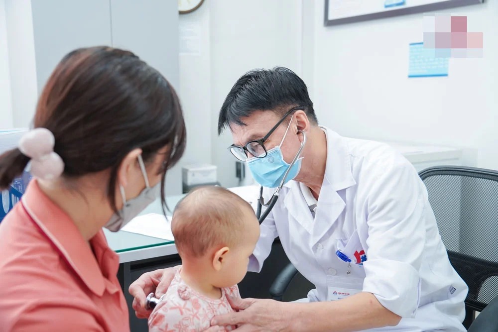 BSCKII Pham Manh Than visita a los niños y aconseja sobre la diarrea. Imagen de la ciudad de Hai Phong