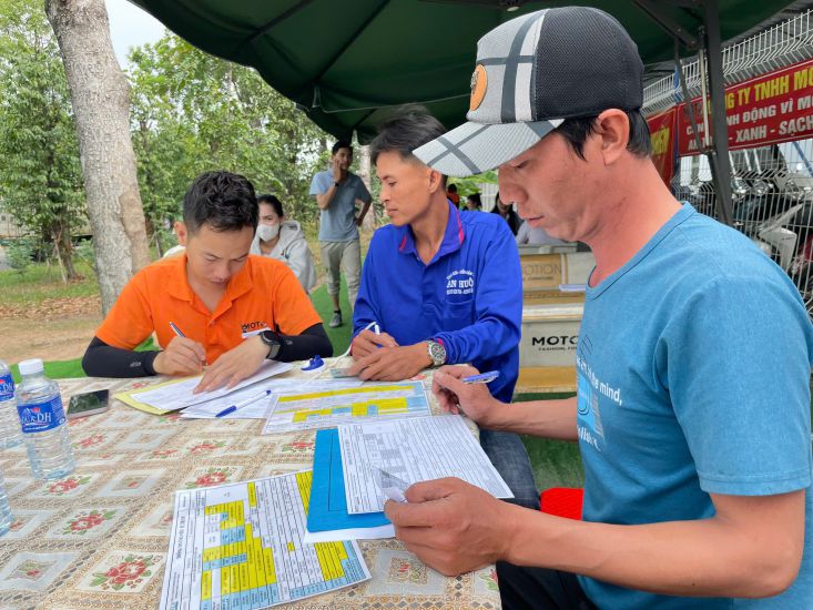 Los trabajadores buscan oportunidades de trabajo en la empresa MoToMotion Vietnam (Zona Industrial My Phuoc 3, ciudad de Ben Cat, provincia de Pingyang). Imagen: El peso