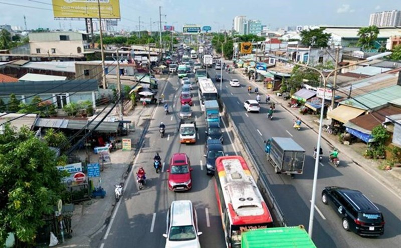 National Highway 1 through Binh Chanh District (HCMC) will be expanded to 60m, accommodating 10 - 12 lanes. Photo: Anh Tu