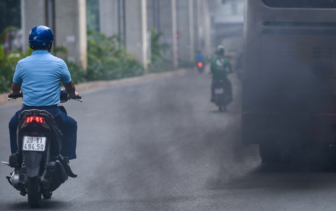 Los coches que emiten humo negro no solo son un signo de problemas tecnicos, sino que tambien pueden tener un impacto grave en el rendimiento del motor y el medio ambiente. Imagen: El milagro de la luz