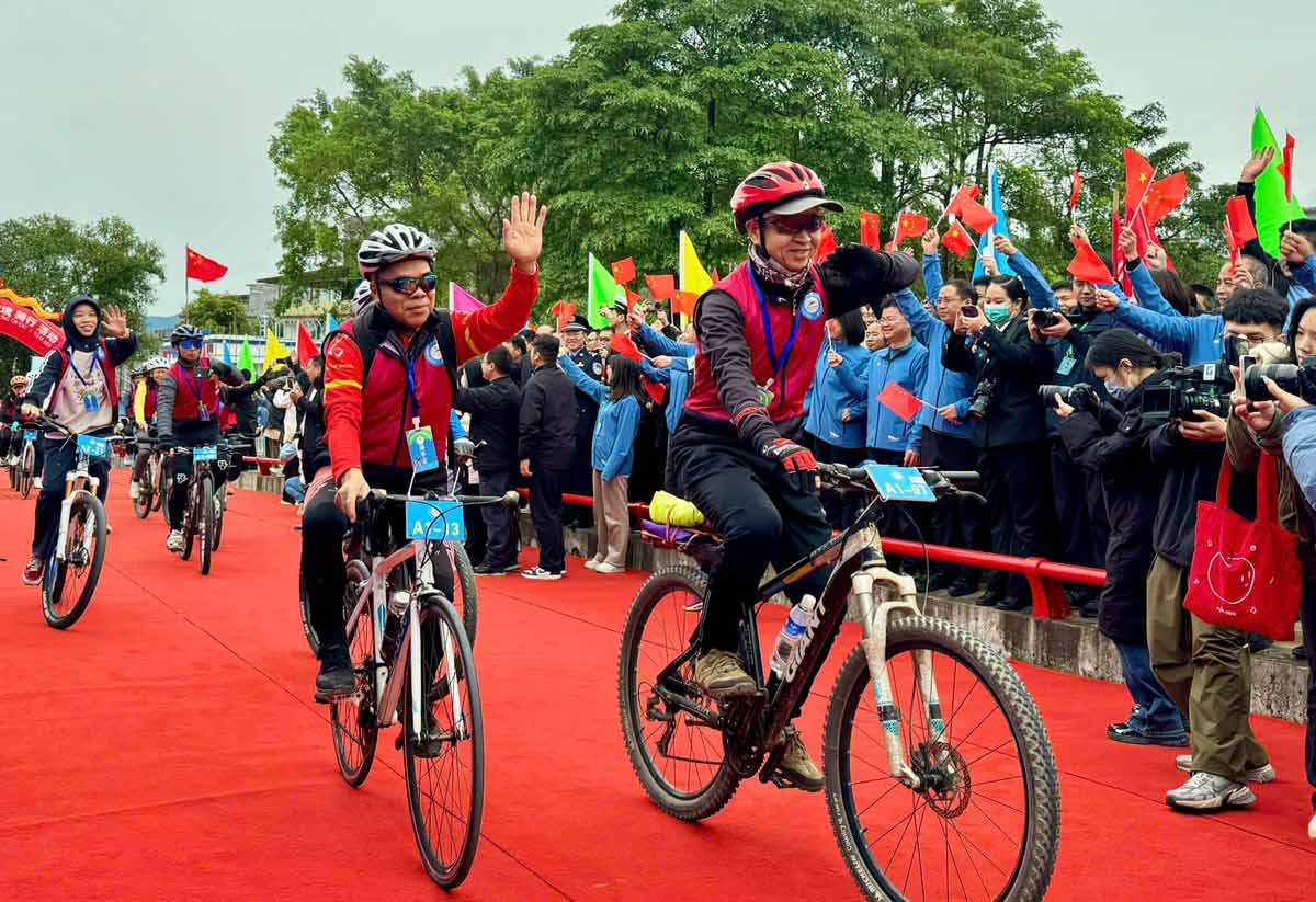 Accion de ciclismo amistoso a traves de la frontera entre Vietnam y China. Imagen de la pagina web de la Universidad de Hong Kong